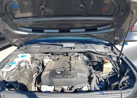 2011 Volkswagen Touareg Vr6 Lux z USA, uszkodzony, nr VIN WVGFF9BP8BD003162